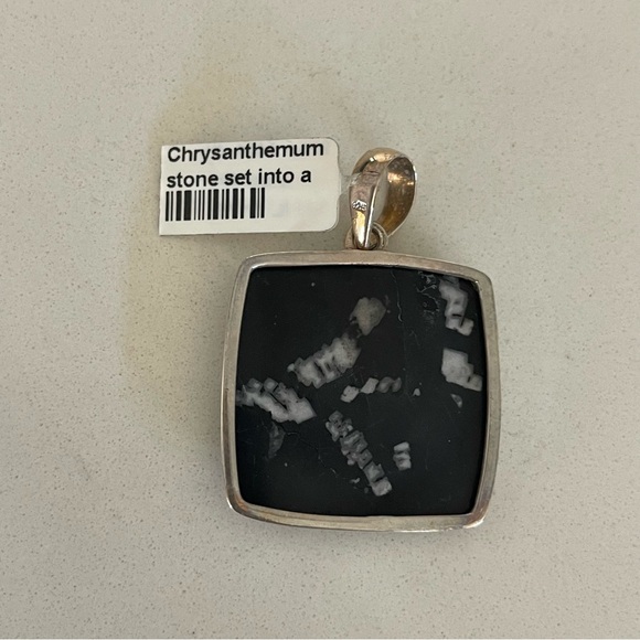 Unisex One of A Kind Chrysanthemum stone Pendant. - Picture 8 of 9